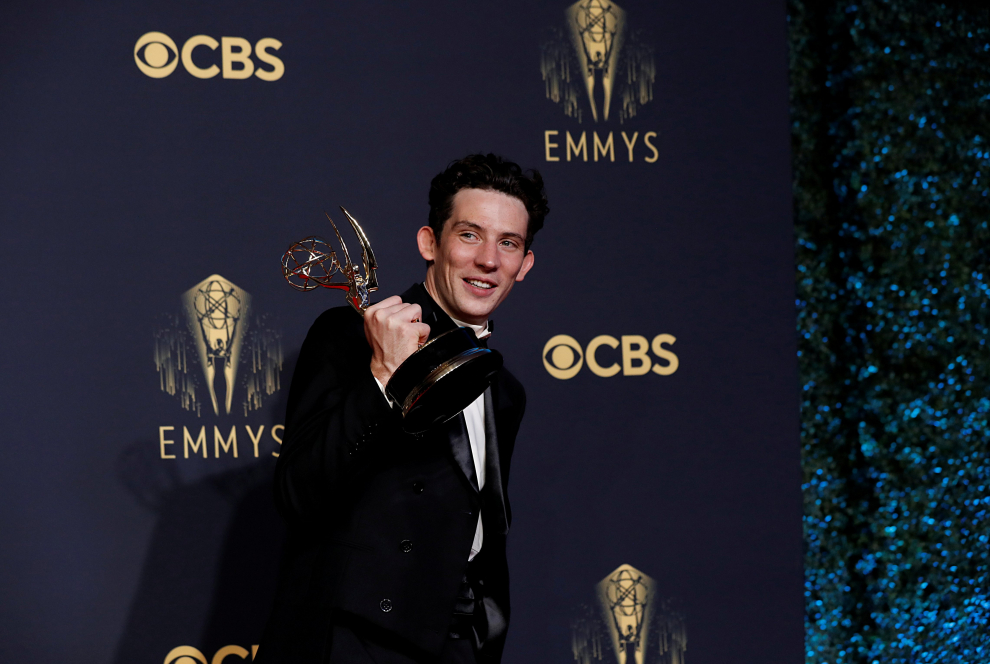 Josh OConnor, ganador del Emmy por su papel de joven Príncipe Carlos en 'The Crown'.