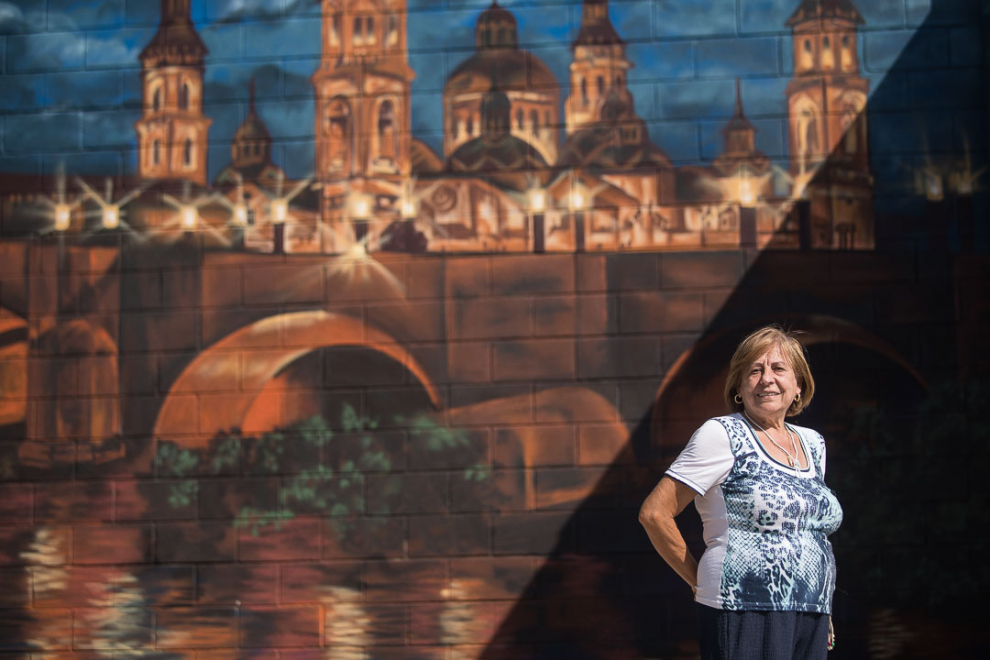 Marisa Naudín, alcaldesa, junto al Salón de Cultura