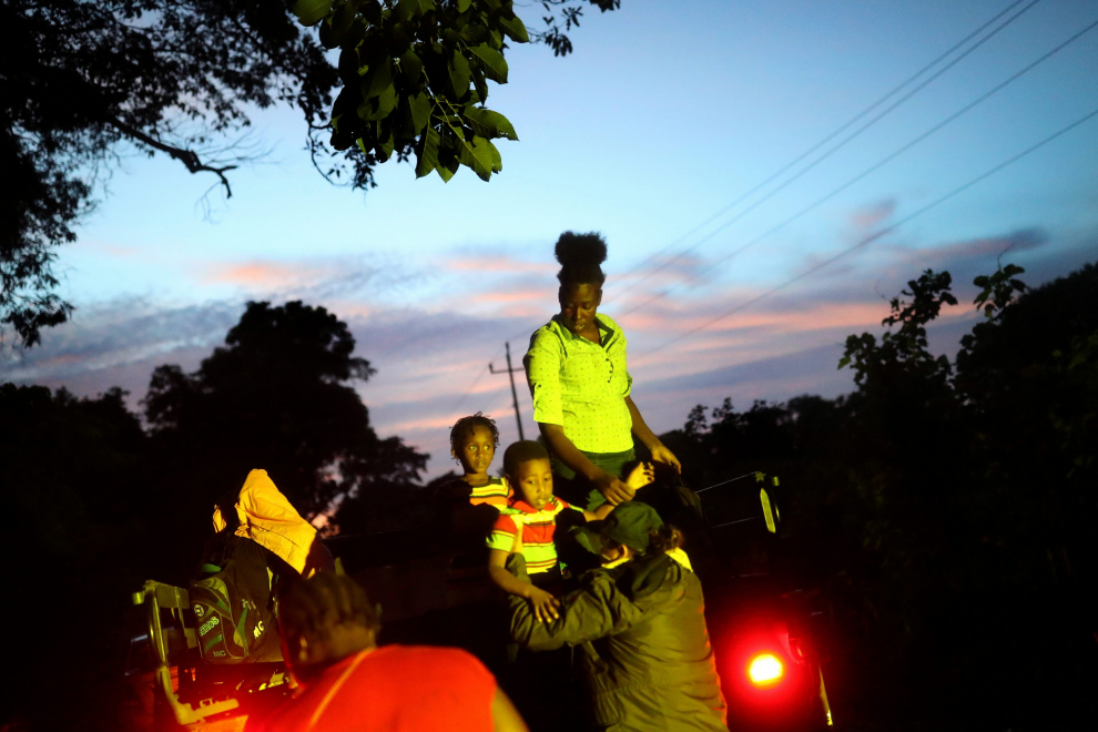 Migrants from Haiti are detained by National Guard members and agents of the National Migration Institute (INM) as thousands of migrants arrive at the southern border with Guatemala and the U.S. border en masse, in Tuxtla Chico, Chiapas state, Mexico September 17, 2021. Picture taken, September 17, 2021. REUTERS/Edgard Garrido[[[REUTERS VOCENTO]]] USA-IMMIGRATION/MEXICO-SOUTH