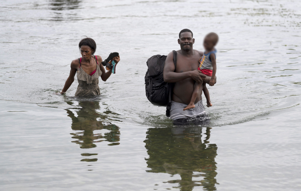 Ciudad Acuna (Mexico), 21/09/2021.- A woman breastfeeds her child after crossing the Rio Grande river from the United States back to Mexico, to camp after a lack of supplies are given to them in the USA in Ciudad Acuna, Mexico, 21 September 2021. According to reports more than 14,000 people have crossed the Rio Grande river from Mexico creating a humanitarian crisis. The Biden administration has started to fly the migrants back to Haiti according to federal officials. (Estados Unidos) EFE/EPA/ALLISON DINNER
 MEXICO USA MIGRATION