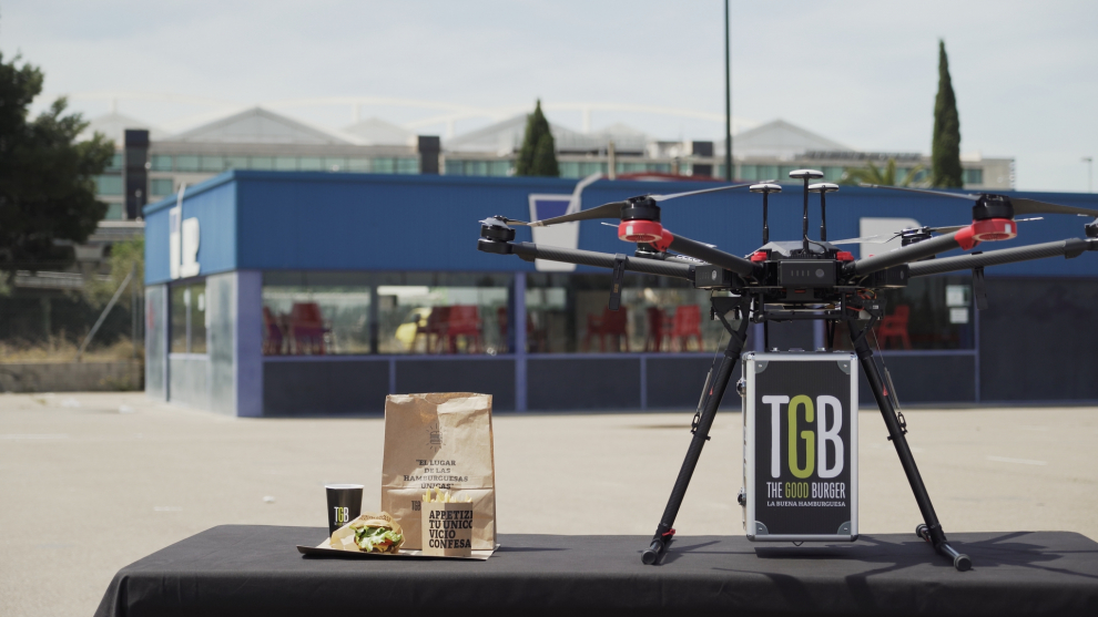 Las pruebas del envío de una hamburguesa con dron se realizaron en el entorno de la Expo.