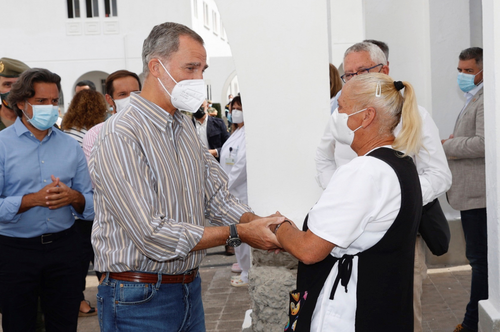 Los Reyes visitan a las personas evacuadas de sus viviendas en La Palma