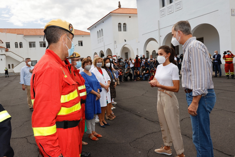 Los Reyes visitan a las personas evacuadas de sus viviendas en La Palma