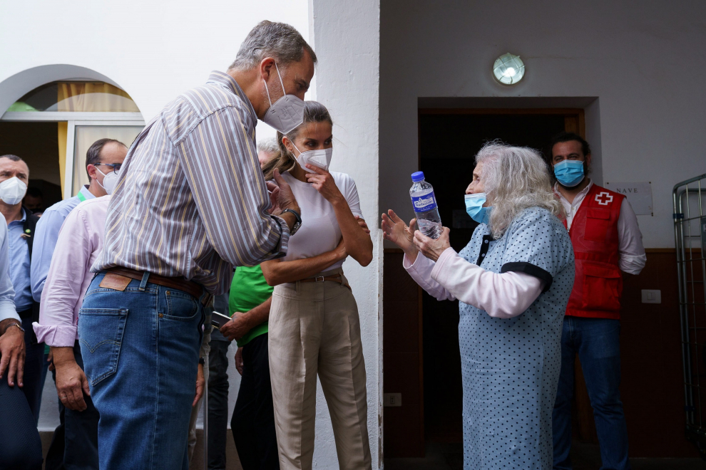 Los Reyes visitan a los afectados por la erupción del volcán de La Palma