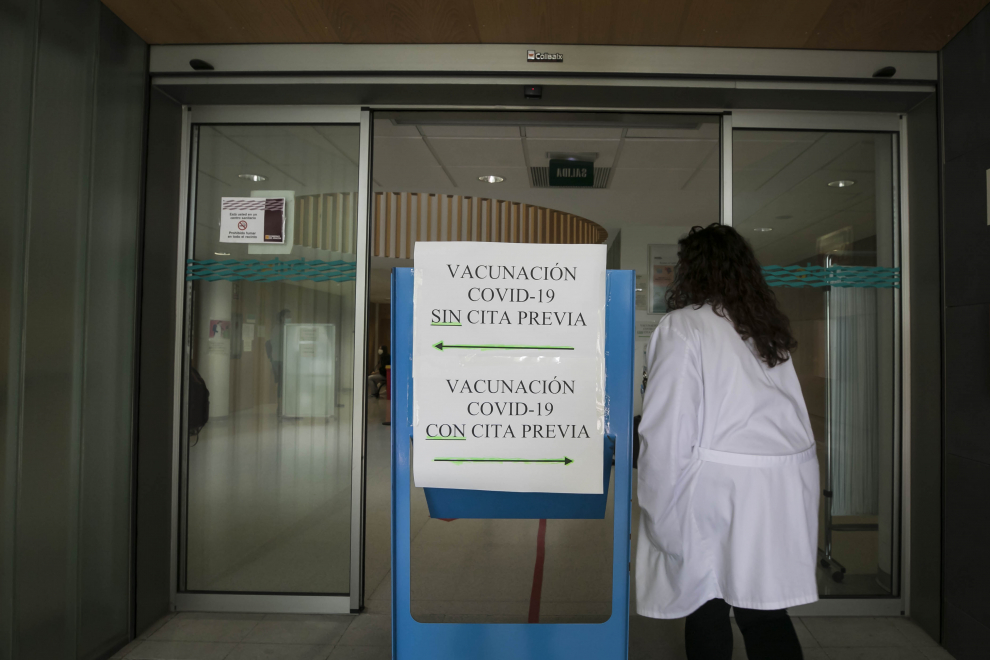 Este jueves por la mañana Aragón ha estrenado la modalidad de vacunación sin cita previa. La prueba ha tenido lugar en el centro de salud Actur Norte, y hasta allí se han acercado personas que por diversas razones no se habían vacunado hasta ahora.