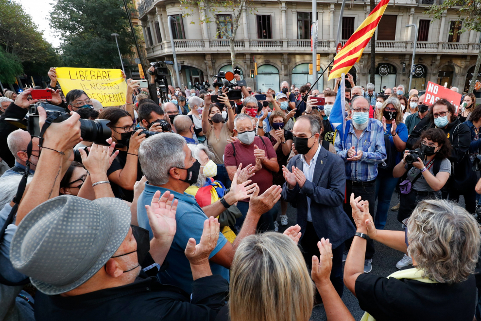 A person holds a sign written in Italian as people demonstrate in front of Italys consulate, following the arrest of former Catalan government head Carles Puigdemont in Sardinia on Thursday, in Barcelona, Spain, September 24, 2021. The sign reads Free our President. REUTERS/Albert Gea[[[REUTERS VOCENTO]]] SPAIN-POLITICS/CATALONIA