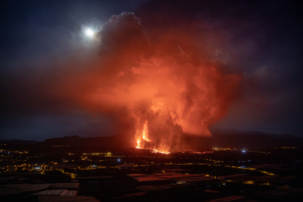 Lava and smoke rise from an erupting volcano in the Cumbre Vieja national park at Tazacorte, on the Canary Island of La Palma, Spain September 25, 2021. REUTERS/Marco Trujillo[[[REUTERS VOCENTO]]] SPAIN-VOLCANO/NIGHT