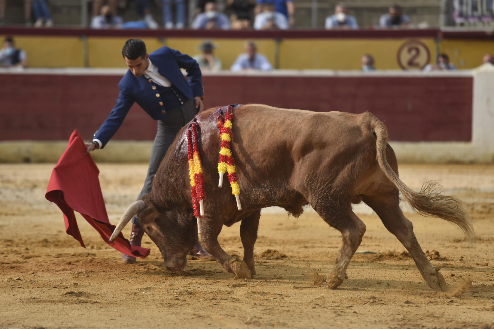 Alumnos de escuelas de Huesca, Zaragoza y Valencia han lidiado a muerte seis novillos erales en la clase abierta al público organizada por la Peña Taurina Oscense.