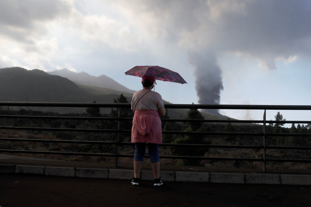 Lava and smoke rise following the eruption of a volcano on the Canary Island of La Palma, in El Paso, Spain, September 25, 2021. REUTERS/Jon Nazca[[[REUTERS VOCENTO]]] SPAIN- VOLCANO/