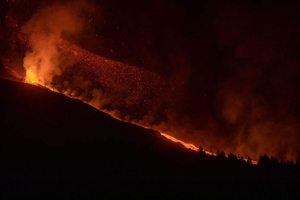 Lava and smoke rise following the eruption of a volcano on the Canary Island of La Palma, in Tajuya, Spain, September 25, 2021. REUTERS/Nacho Doce[[[REUTERS VOCENTO]]] SPAIN-VOLCANO/