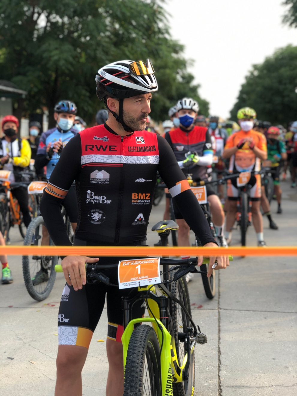 Más de 800 ciclistas pedalean contra el cáncer en Almudévar en la BTT de Aspanoa.