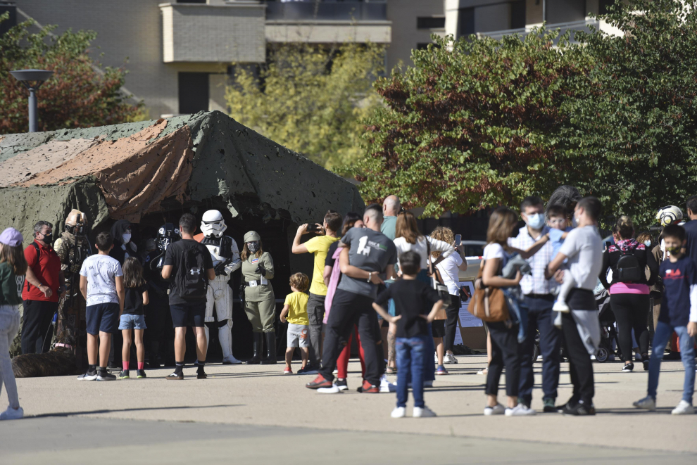 Diferentes cuerpos policiales y servicios de emergencia han participado este domingo en Huesca en el encuentro solidario a beneficio de la Asociación Sonrisas.