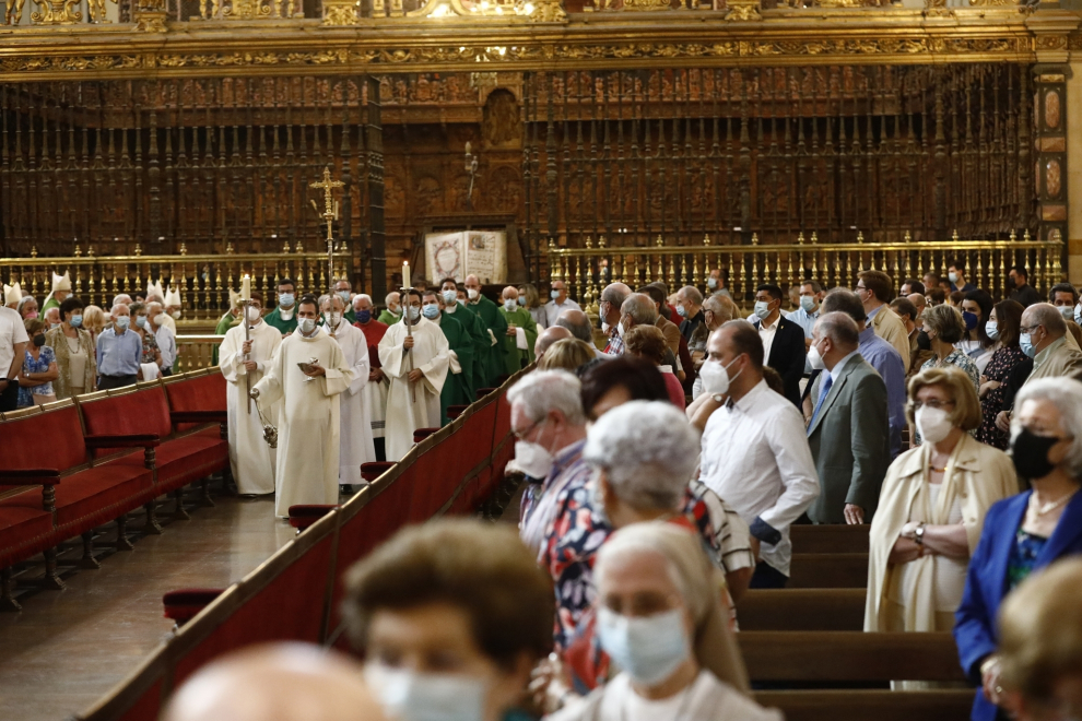 El arzobispo de Zaragoza, Carlos Escribano, recibe en la basílica del Pilar el palio arzobispal