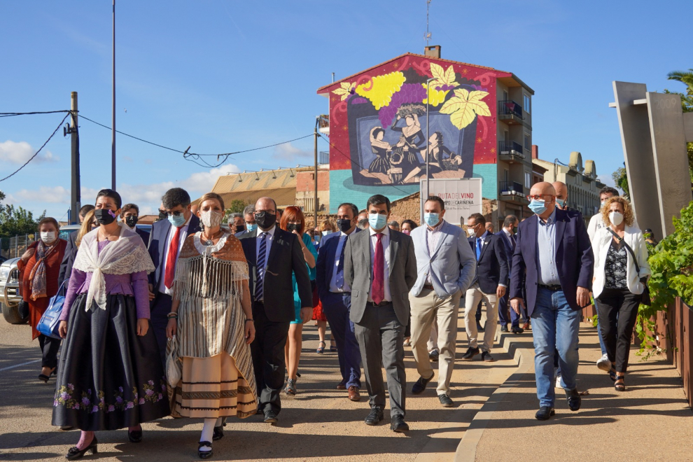 La comitiva con el nuevo mural sobre La Vendimia al fondo