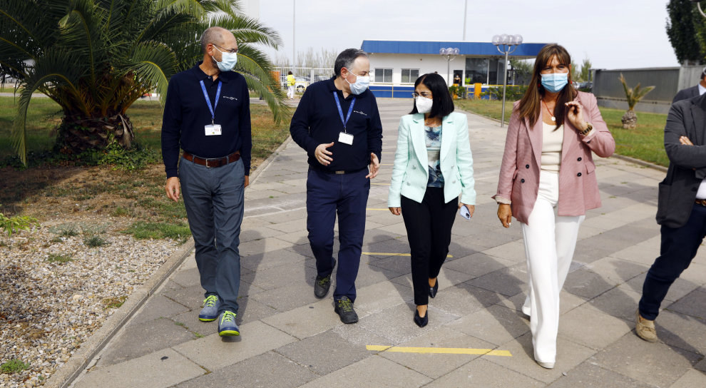 La ministra de Sanidad acudió a la planta de Stellantis con motivo del inicio de la vacunación en el ámbito laboral.