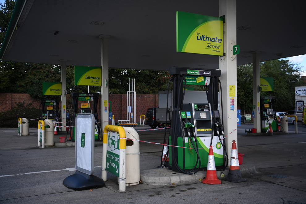 People refill their vehicles at a Texaco fuel station in south London, Britain, September 26, 2021.  Picture taken September 26, 2021.  REUTERS/Dylan Martinez[[[REUTERS VOCENTO]]] POWER-PRICES/BRITAIN