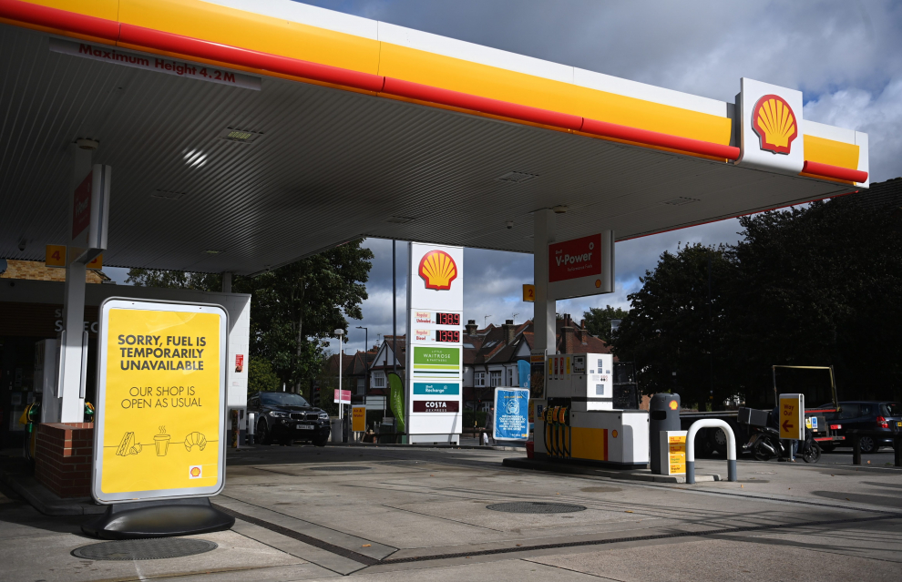 London (United Kingdom), 27/09/2021.- A Shell garage has no fuel in Muswell Hill in London, Britain, 27 September 2021. A shortage of lorry drivers and panic buying has led to fuel shortages in forecourts and petrol stations across the UK. (Reino Unido, Londres) EFE/EPA/NEIL HALL
 BRITAIN FUEL