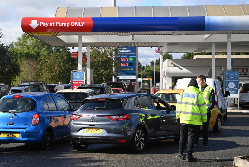 London (United Kingdom), 27/09/2021.- A Shell garage has no fuel in Muswell Hill in London, Britain, 27 September 2021. A shortage of lorry drivers and panic buying has led to fuel shortages in forecourts and petrol stations across the UK. (Reino Unido, Londres) EFE/EPA/NEIL HALL
 BRITAIN FUEL