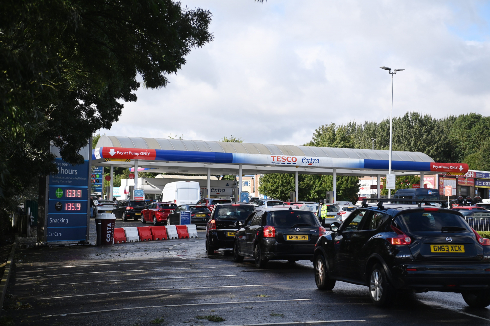 London (United Kingdom), 27/09/2021.- A man fills his car at a Tesco garage in Frien Barnet in London, Britain, 27 September 2021. A shortage of lorry drivers and panic buying has led to fuel shortages in forecourts and petrol stations across the UK. (Reino Unido, Londres) EFE/EPA/NEIL HALL
 BRITAIN FUEL