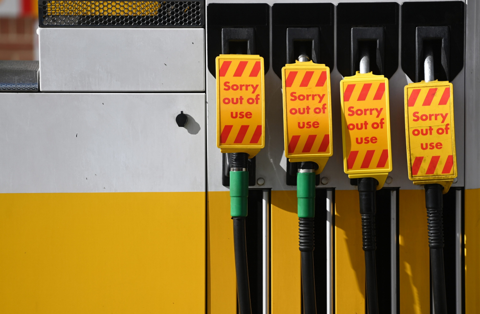London (United Kingdom), 27/09/2021.- Fuel pumps are taped off in a BP garage in Finchley in London, Britain, 27 September 2021. A shortage of lorry drivers and panic buying has led to fuel shortages in forecourts and petrol stations across the UK. (Reino Unido, Londres) EFE/EPA/NEIL HALL
 BRITAIN FUEL