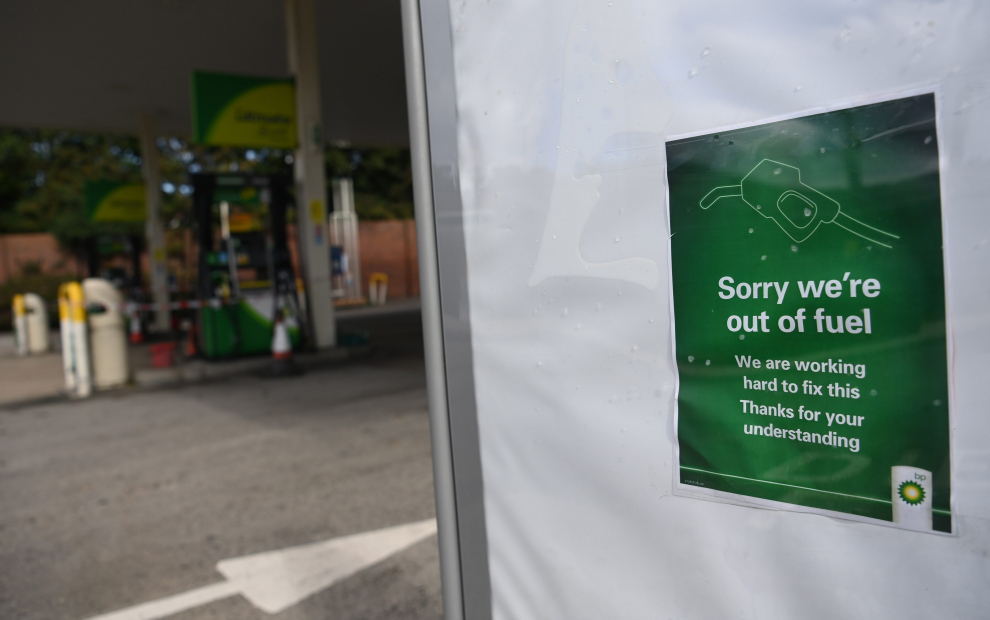 London (United Kingdom), 27/09/2021.- Fuel pumps are taped off in a BP garage in Muswell Hill in London, Britain, 27 September 2021. A shortage of lorry drivers and panic buying has led to fuel shortages in forecourts and petrol stations across the UK. (Reino Unido, Londres) EFE/EPA/NEIL HALL
 BRITAIN FUEL