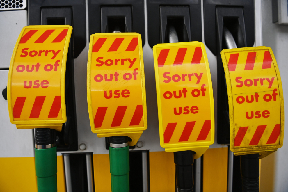 London (United Kingdom), 27/09/2021.- Fuel pumps are taped off in a BP garage in Finchley in London, Britain, 27 September 2021. A shortage of lorry drivers and panic buying has led to fuel shortages in forecourts and petrol stations across the UK. (Reino Unido, Londres) EFE/EPA/NEIL HALL
 BRITAIN FUEL