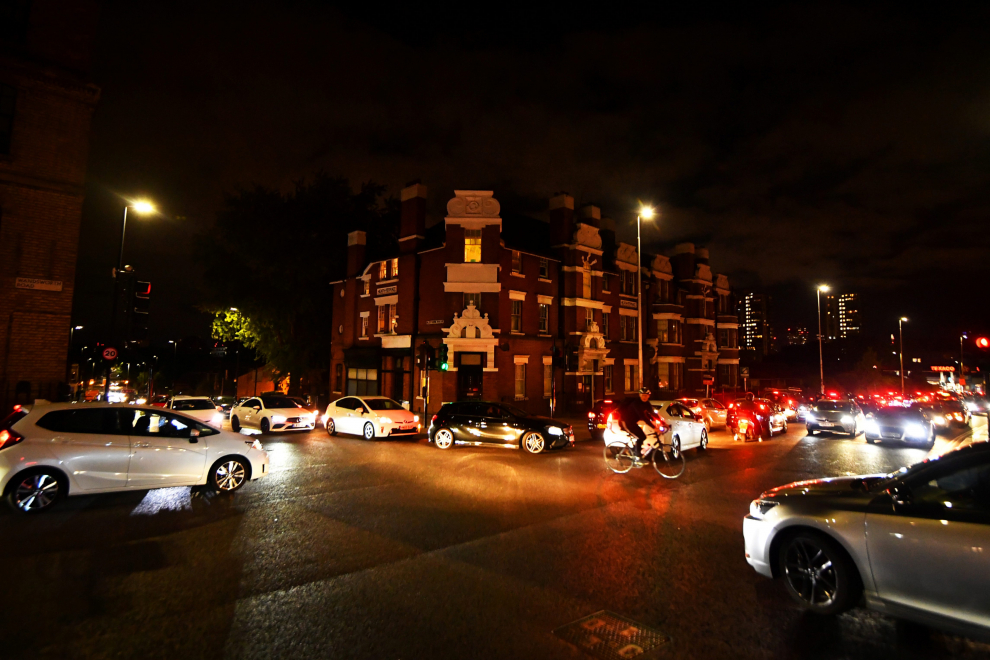Vehicles queue to refill at a Texaco fuel station in south London, Britain, September 26, 2021.  Picture taken September 26, 2021.  REUTERS/Dylan Martinez[[[REUTERS VOCENTO]]] POWER-PRICES/BRITAIN