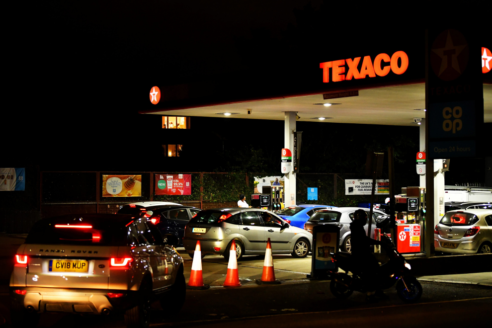 Vehicles queue to refill at a Texaco fuel station in south London, Britain, September 26, 2021. Picture taken September 26, 2021.  REUTERS/Dylan Martinez[[[REUTERS VOCENTO]]] POWER-PRICES/BRITAIN