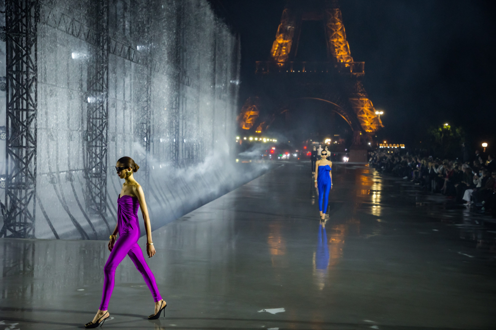El desfile de Saint Laurent, a los pies de la Torre Eiffel.