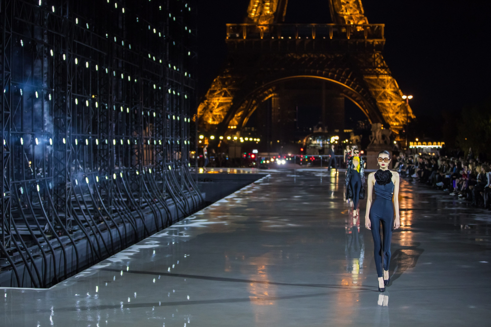 El desfile de Saint Laurent, a los pies de la Torre Eiffel.