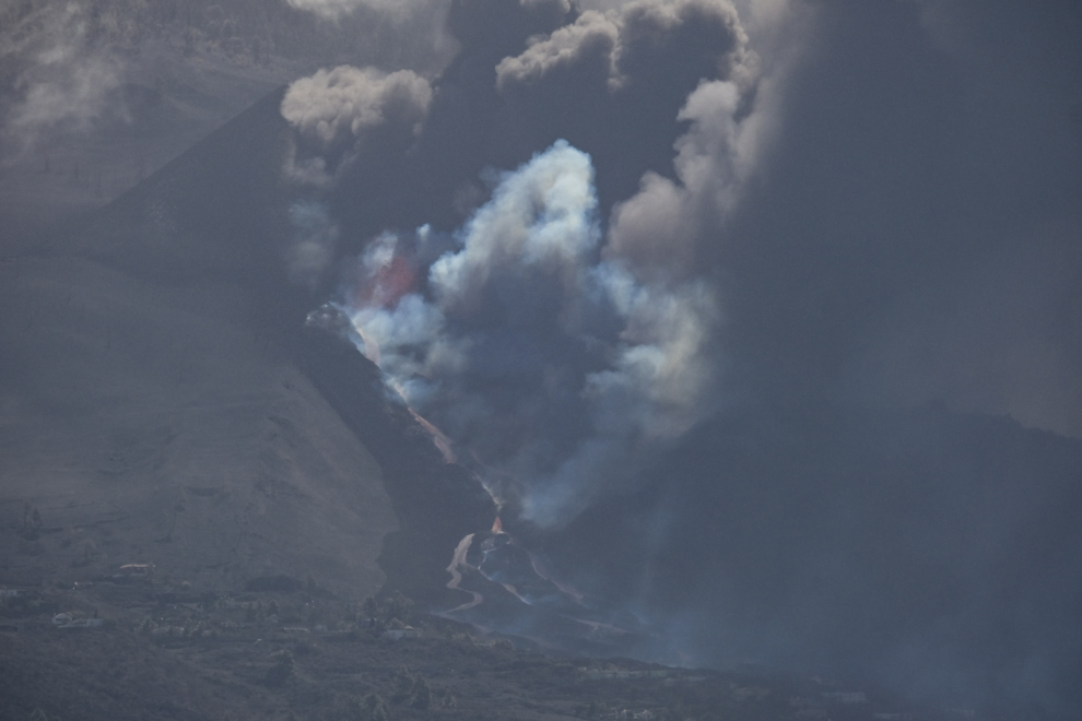 La lava de la erupción volcánica de La Palma cae al mar