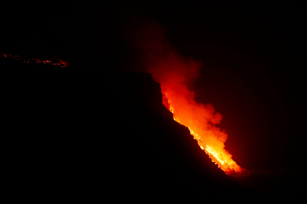 Lava flows into the sea near the town of Tazacorte, as seen from Tijarafe, following the eruption of a volcano on the Canary Island of La Palma, Spain, September 28, 2021. REUTERS/Jon Nazca[[[REUTERS VOCENTO]]] SPAIN-VOLCANO/