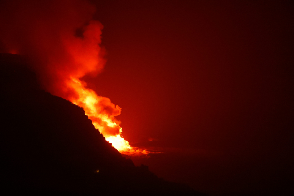 Lava flows into the sea near the town of Tazacorte, as seen from Tijarafe, following the eruption of a volcano on the Canary Island of La Palma, Spain, September 28, 2021. REUTERS/Jon Nazca[[[REUTERS VOCENTO]]] SPAIN-VOLCANO/