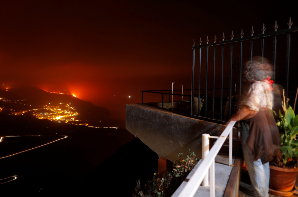 Lava (top) flows towards the sea, as seen from Tijarafe, following the eruption of a volcano on the Canary Island of La Palma, Spain, September 28, 2021. REUTERS/Jon Nazca[[[REUTERS VOCENTO]]] SPAIN-VOLCANO/
