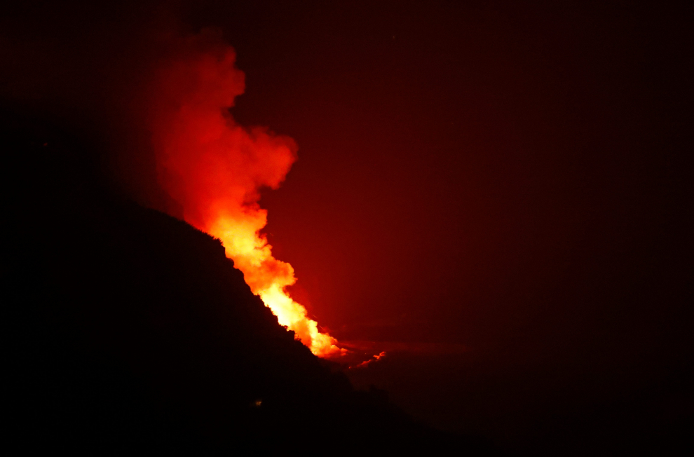 Lava flows into the sea in Tijarafe, following the eruption of a volcano on the Canary Island of La Palma, Spain, September 28, 2021. REUTERS/Borja Suarez[[[REUTERS VOCENTO]]] SPAIN-VOLCANO/