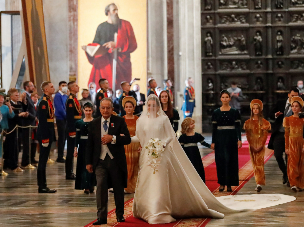 St. Petersburg (Russian Federation), 01/10/2021.- The bride Victoria Romanovna Bettarini is led to her wedding ceremony with Grand Duke of Russia George Mikhailovich Romanov at the St. Isaac's Cathedral in St. Petersburg, Russia, 01 October 2021. George Mikhailovich Romanov is a descendant of the Romanov family through his mother, recognized by a part of the monarchists (Cyrilists) as the heir to the supremacy in the Russian Imperial House. (Rusia, San Petersburgo) EFE/EPA/ANATOLY MALTSEV BEST QUALITY AVAILABLE
 RUSSIA ROMANOV WEDDING