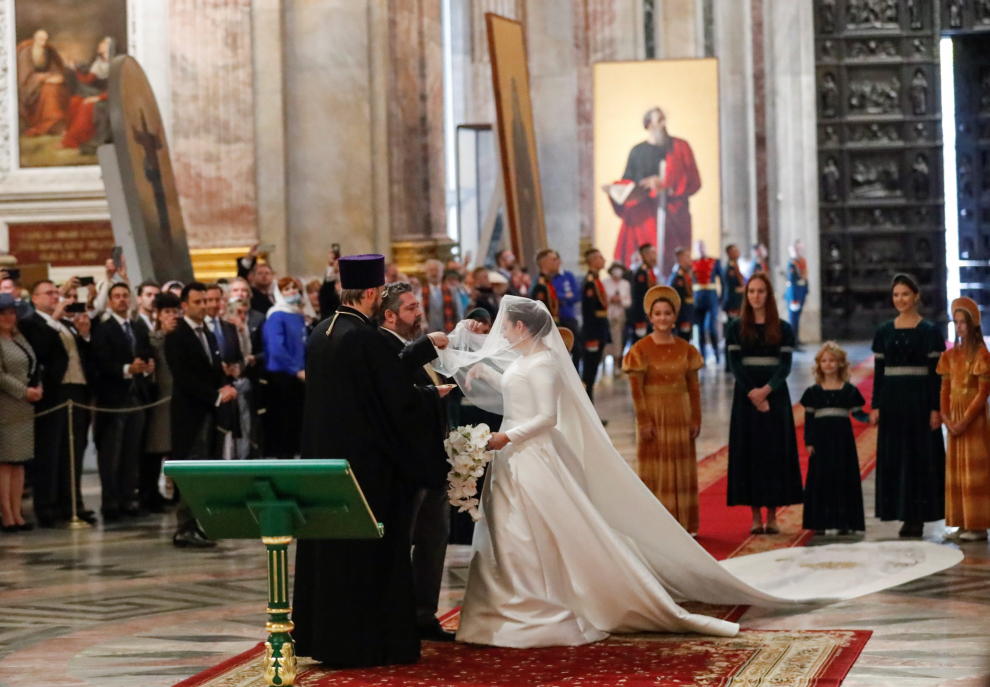 St. Petersburg (Russian Federation), 01/10/2021.- The bride Victoria Romanovna Bettarini (C) is led by her father, Roberto Bettarini (C-L), as she arrives for her wedding with Grand Duke of Russia George Mikhailovich Romanov at the at the St. Isaac's Cathedral in St. Petersburg, Russia, 01 October 2021. George Mikhailovich Romanov is a descendant of the Romanov family through his mother, recognized by a part of the monarchists (Cyrilists) as the heir to the supremacy in the Russian Imperial House. (Rusia, San Petersburgo) EFE/EPA/ANATOLY MALTSEV BEST QUALITY AVAILABLE
 RUSSIA ROMANOV WEDDING