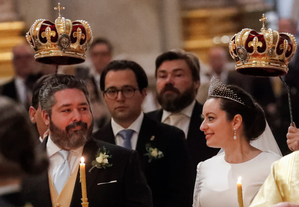 St. Petersburg (Russian Federation), 01/10/2021.- The bride Victoria Romanovna Bettarini (R) is presented by her father, Roberto Bettarini (C), to the groom, Grand Duke of Russia George Mikhailovich Romanov (L), for their wedding ceremony at the St. Isaac's Cathedral in St. Petersburg, Russia, 01 October 2021. George Mikhailovich Romanov is a descendant of the Romanov family through his mother, recognized by a part of the monarchists (Cyrilists) as the heir to the supremacy in the Russian Imperial House. (Rusia, San Petersburgo) EFE/EPA/ANATOLY MALTSEV BEST QUALITY AVAILABLE
 RUSSIA ROMANOV WEDDING