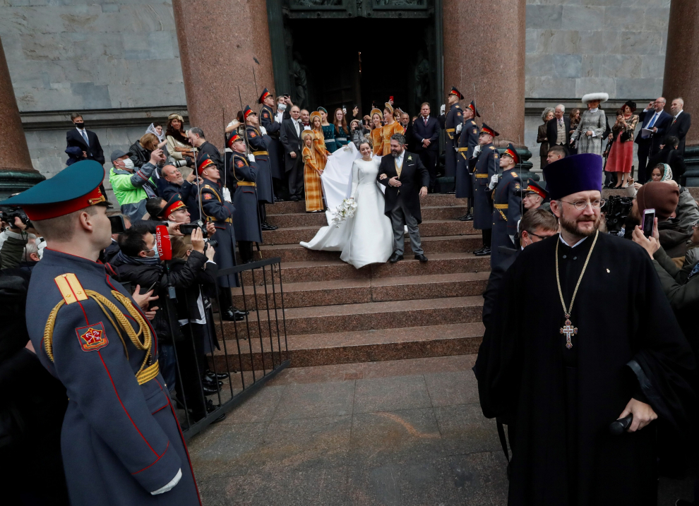 St. Petersburg (Russian Federation), 01/10/2021.- The bridal couple, Grand Duke of Russia George Mikhailovich Romanov (C) and Victoria Romanovna Bettarini (C-R) attend their wedding ceremony rites at the St. Isaac's Cathedral in St. Petersburg, Russia, 01 October 2021. George Mikhailovich Romanov is a descendant of the Romanov family through his mother, recognized by a part of the monarchists (Cyrilists) as the heir to the supremacy in the Russian Imperial House. (Rusia, San Petersburgo) EFE/EPA/ANATOLY MALTSEV BEST QUALITY AVAILABLE
 RUSSIA ROMANOV WEDDING