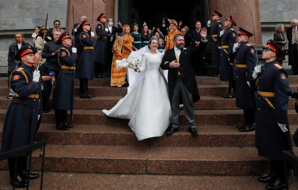 St. Petersburg (Russian Federation), 01/10/2021.- Grand Duke of Russia George Mikhailovich Romanov (R) kisses his bride Victoria Romanovna Bettarini (C) on the church's stairs as they leave their wedding ceremony at the St. Isaac's Cathedral in St. Petersburg, Russia, 01 October 2021. George Mikhailovich Romanov is a descendant of the Romanov family through his mother, recognized by a part of the monarchists (Cyrilists) as the heir to the supremacy in the Russian Imperial House. (Rusia, San Petersburgo) EFE/EPA/ANATOLY MALTSEV BEST QUALITY AVAILABLE
 RUSSIA ROMANOV WEDDING