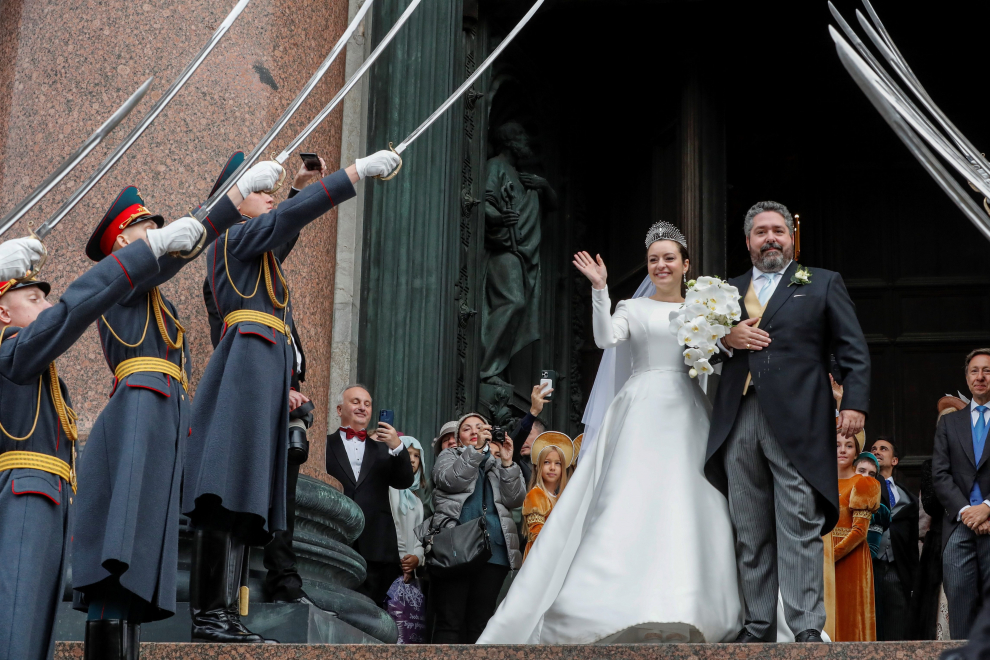 St. Petersburg (Russian Federation), 01/10/2021.- Grand Duke of Russia George Mikhailovich Romanov (C-R) and his bride Victoria Romanovna Bettarini (C-L) leave their wedding ceremony at the St. Isaac's Cathedral in St. Petersburg, Russia, 01 October 2021. George Mikhailovich Romanov is a descendant of the Romanov family through his mother, recognized by a part of the monarchists (Cyrilists) as the heir to the supremacy in the Russian Imperial House. (Rusia, San Petersburgo) EFE/EPA/ANATOLY MALTSEV BEST QUALITY AVAILABLE
 RUSSIA ROMANOV WEDDING