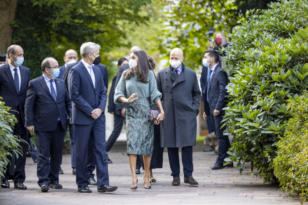 La reina Letizia y el ministro español de Cultura, Miquel Iceta, en la inauguración de hoy acompañados por el director de la Fundación Beyeler, Sam Keller.