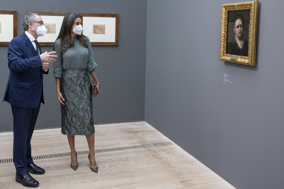 La reina Letizia y el ministro español de Cultura, Miquel Iceta, en la inauguración de hoy acompañados por el director de la Fundación Beyeler, Sam Keller.