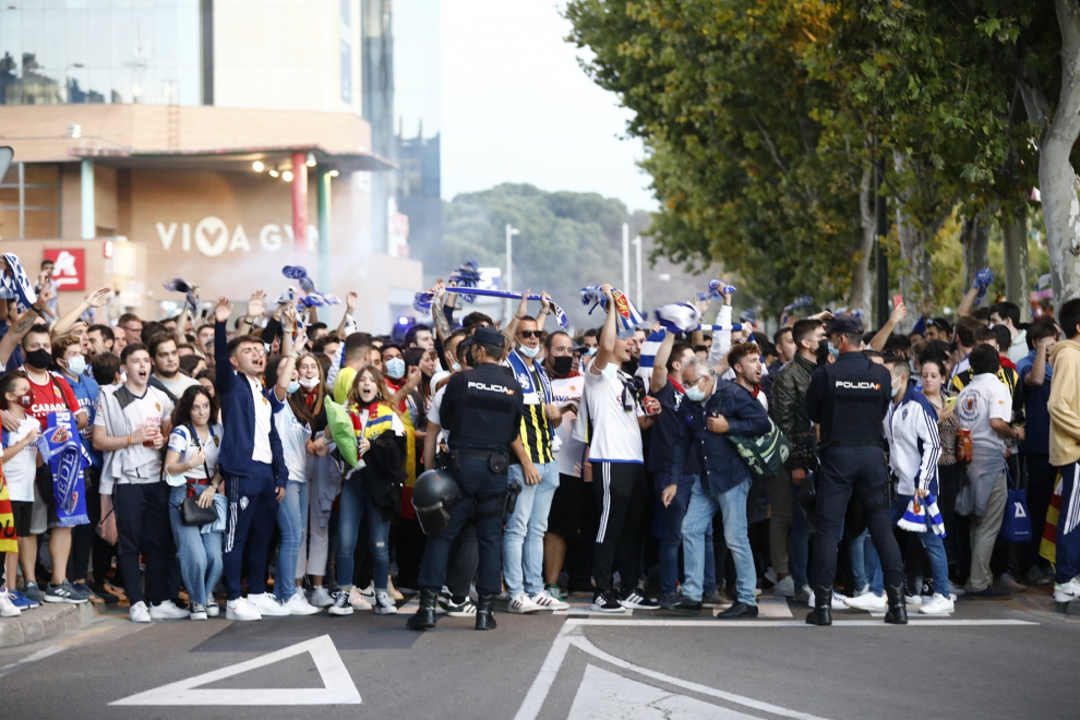 Ambiente en La Romareda con los aficionados del Real Zaragoza y la SD Huesca