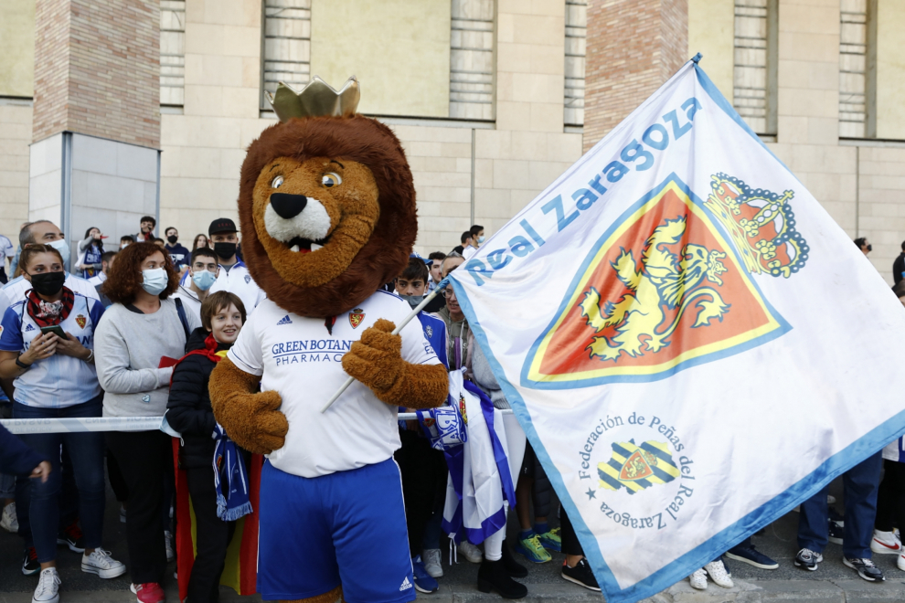 Ambiente en La Romareda con los aficionados del Real Zaragoza y la SD Huesca