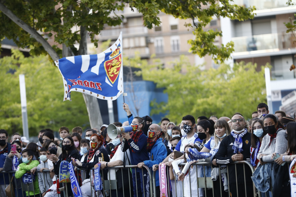 Ambiente en La Romareda con los aficionados del Real Zaragoza y la SD Huesca