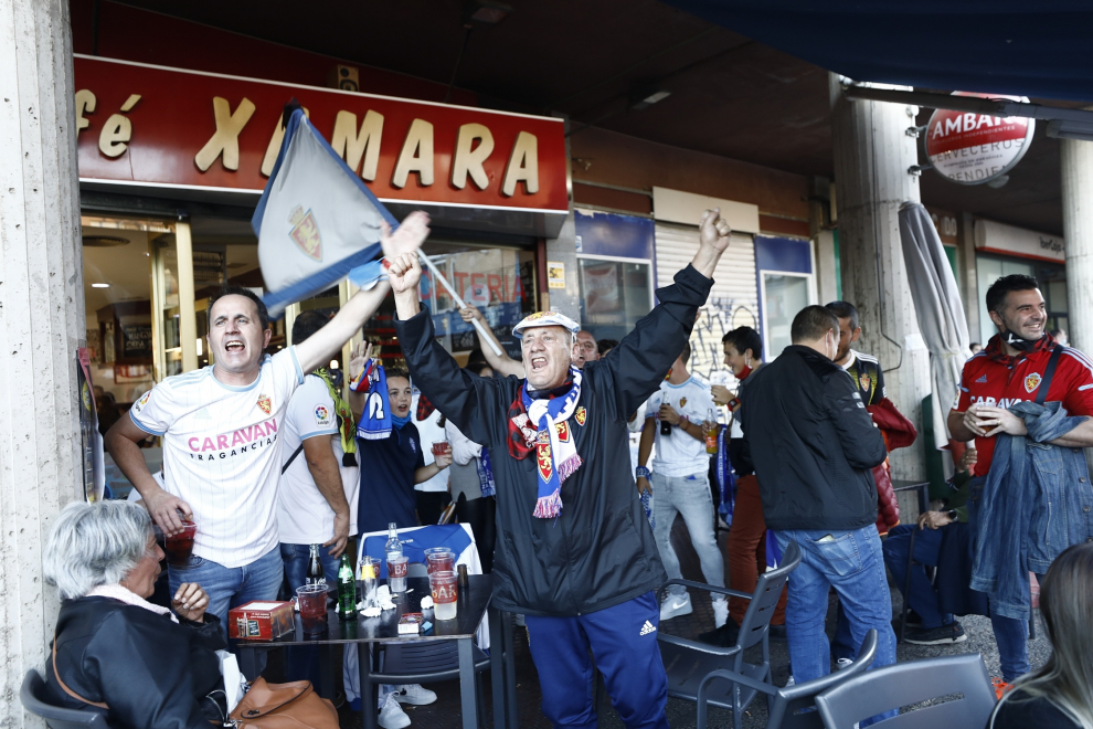 Ambiente en La Romareda con los aficionados del Real Zaragoza y la SD Huesca