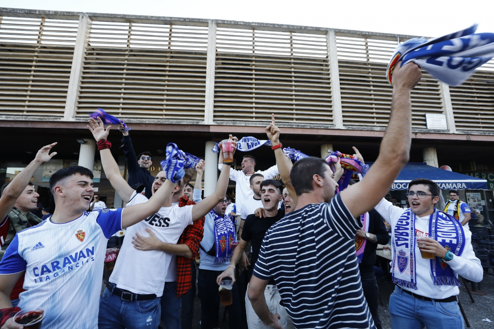 Ambiente en La Romareda con los aficionados del Real Zaragoza y la SD Huesca