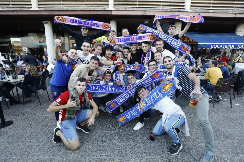 Ambiente en La Romareda con los aficionados del Real Zaragoza y la SD Huesca