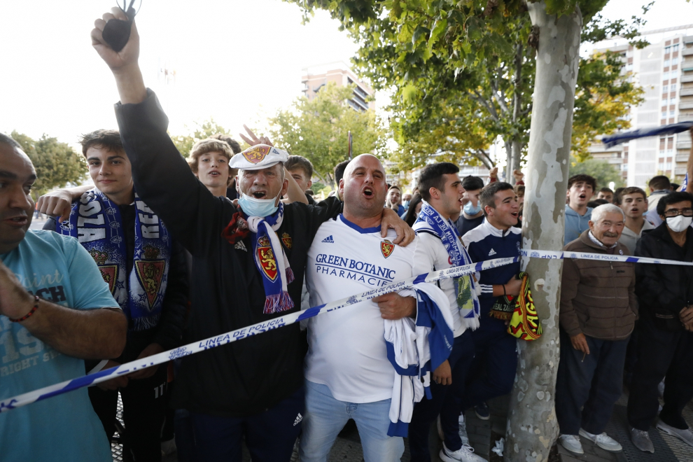 Ambiente en La Romareda con los aficionados del Real Zaragoza y la SD Huesca